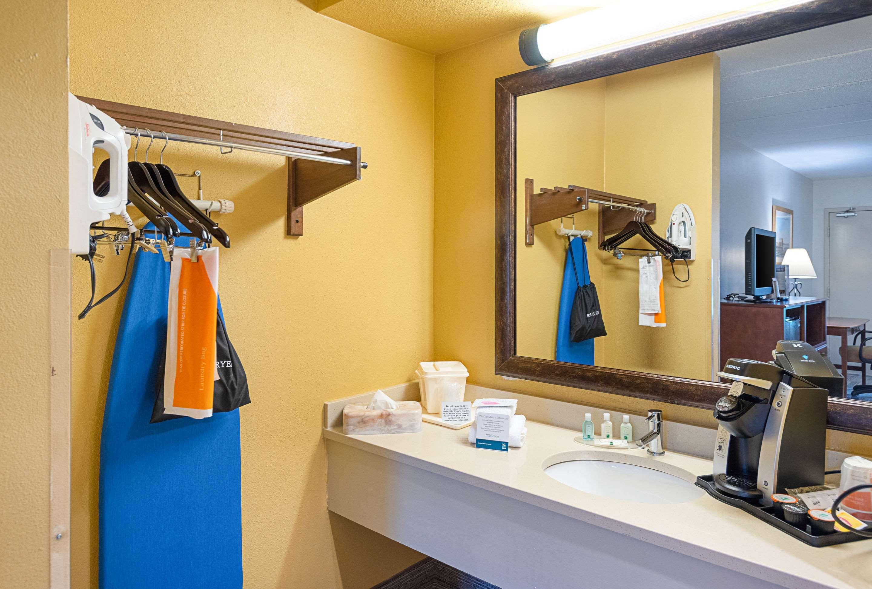 Quality Inn Ийстън Екстериор снимка