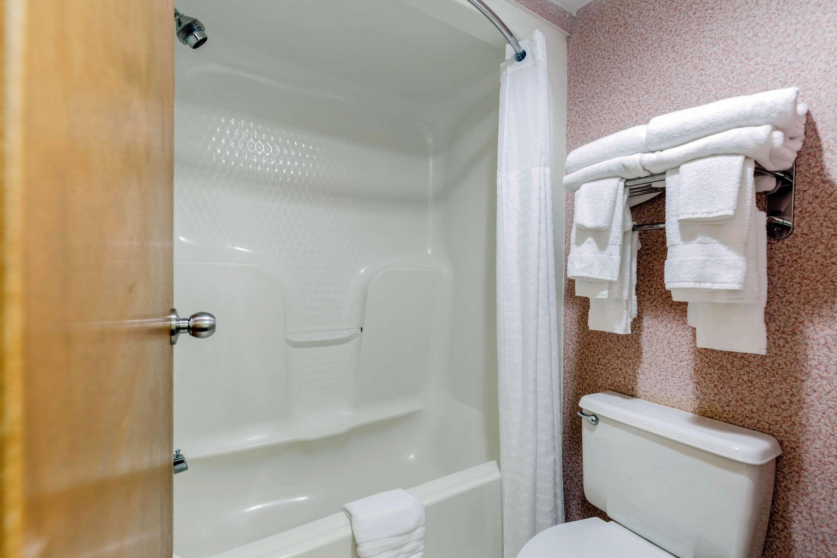 Quality Inn Ийстън Екстериор снимка