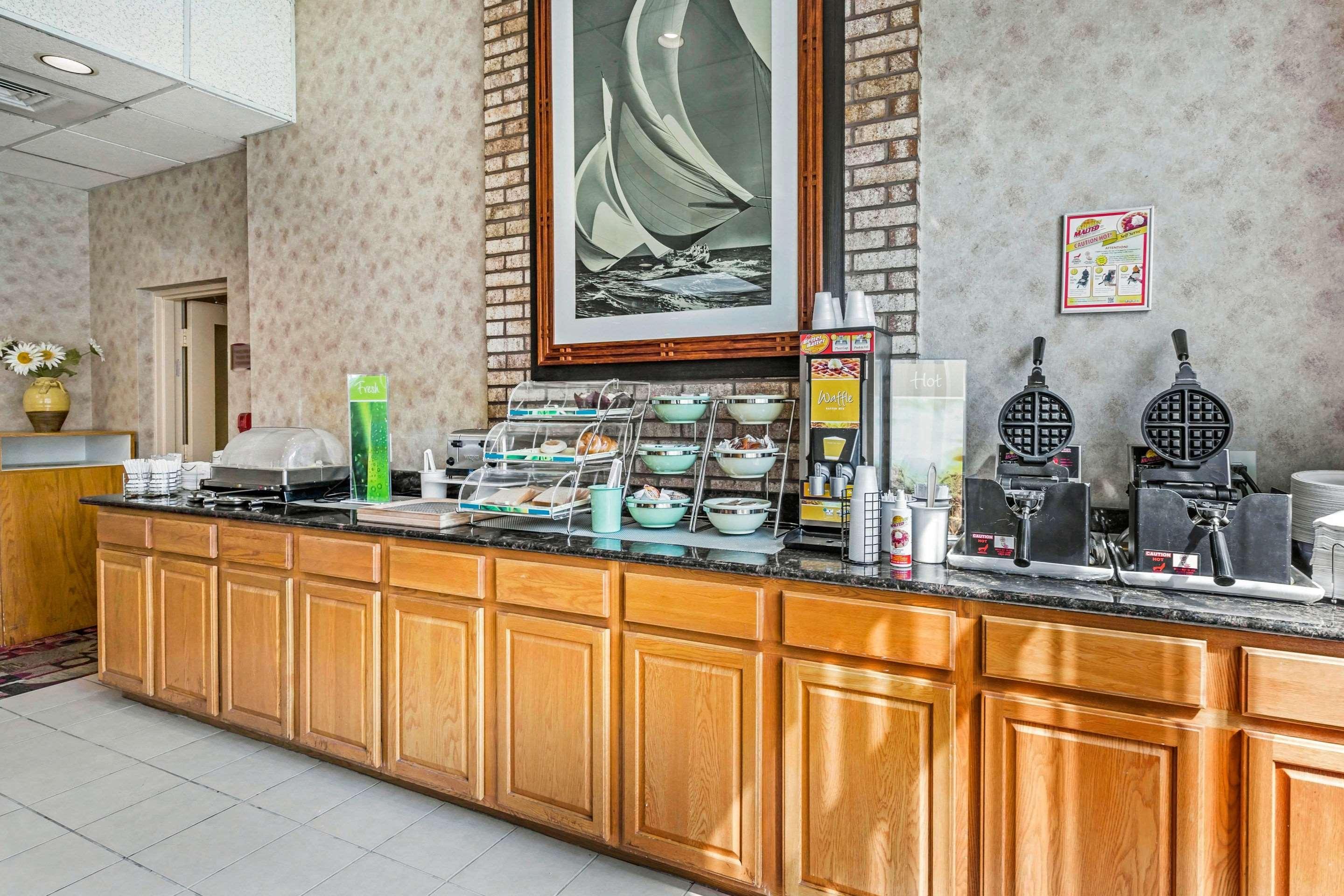 Quality Inn Ийстън Екстериор снимка