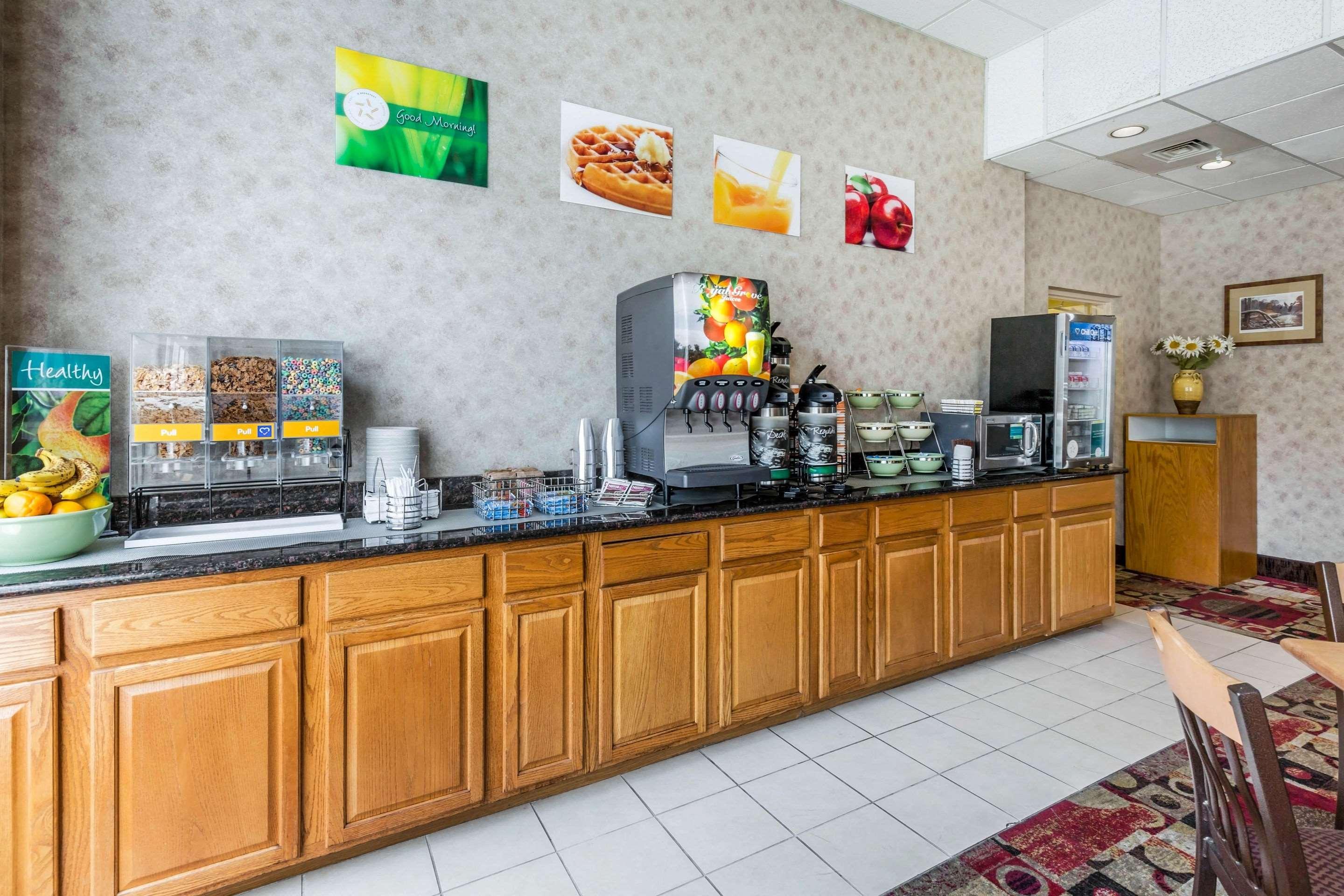 Quality Inn Ийстън Екстериор снимка