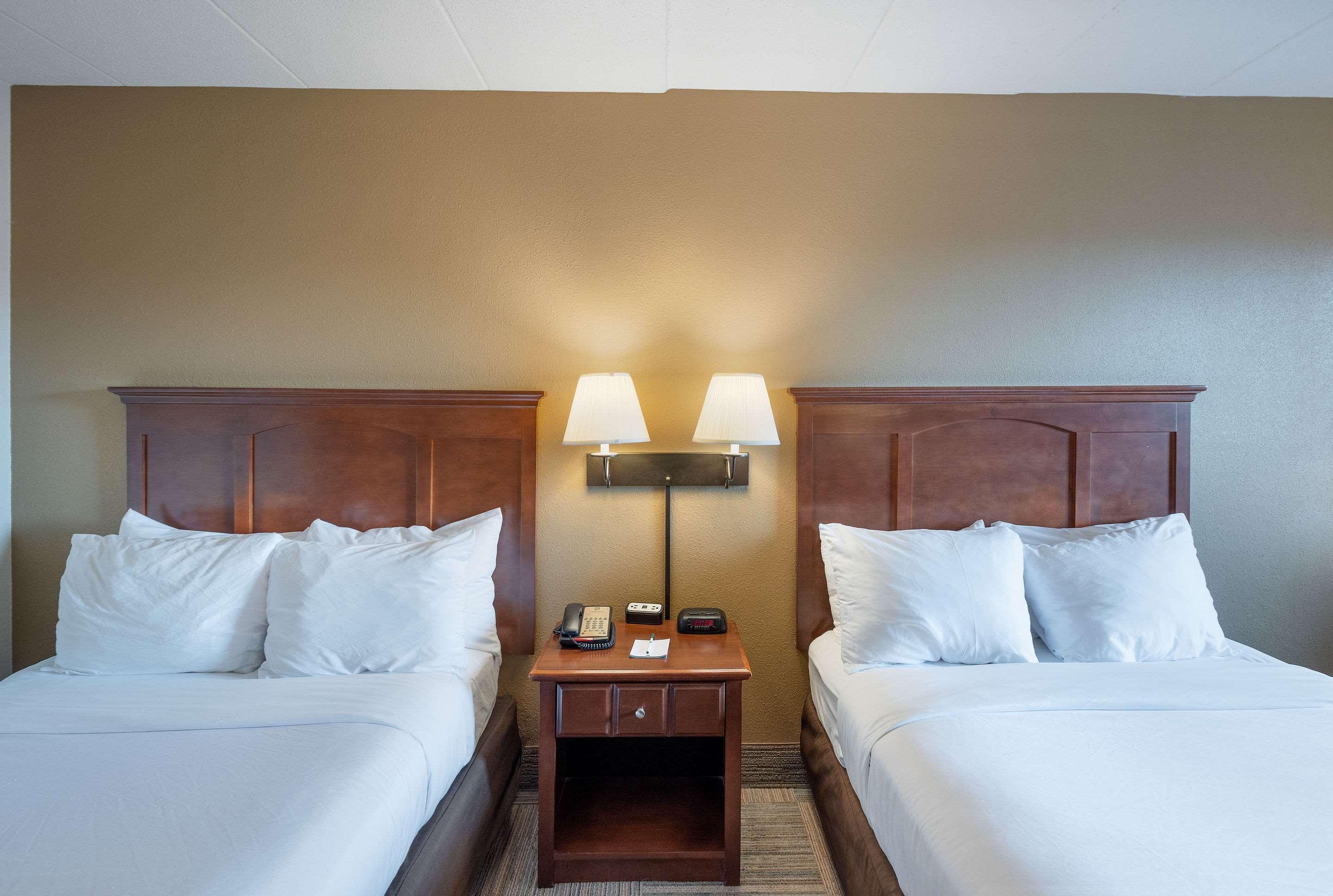 Quality Inn Ийстън Екстериор снимка