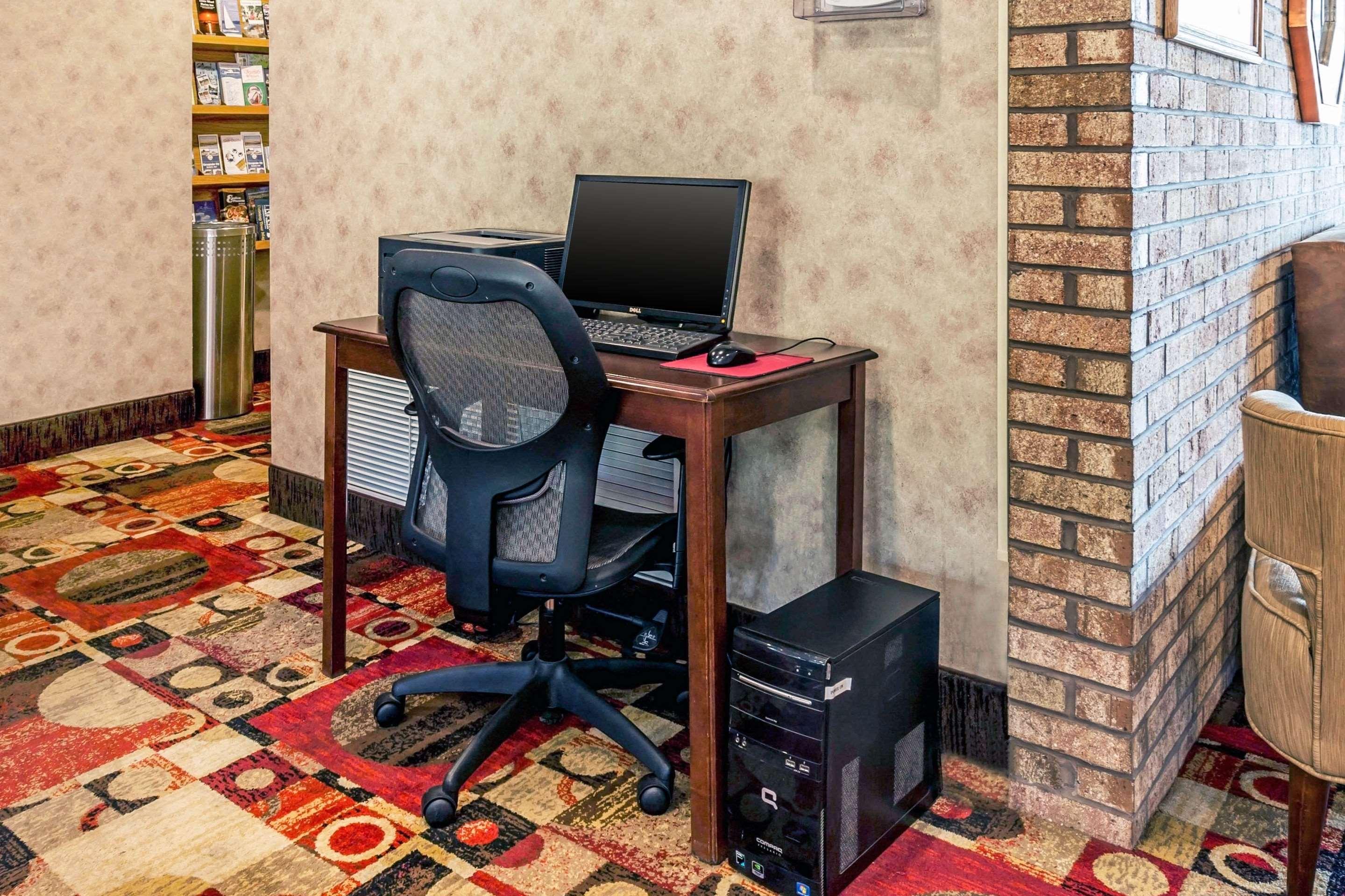 Quality Inn Ийстън Екстериор снимка