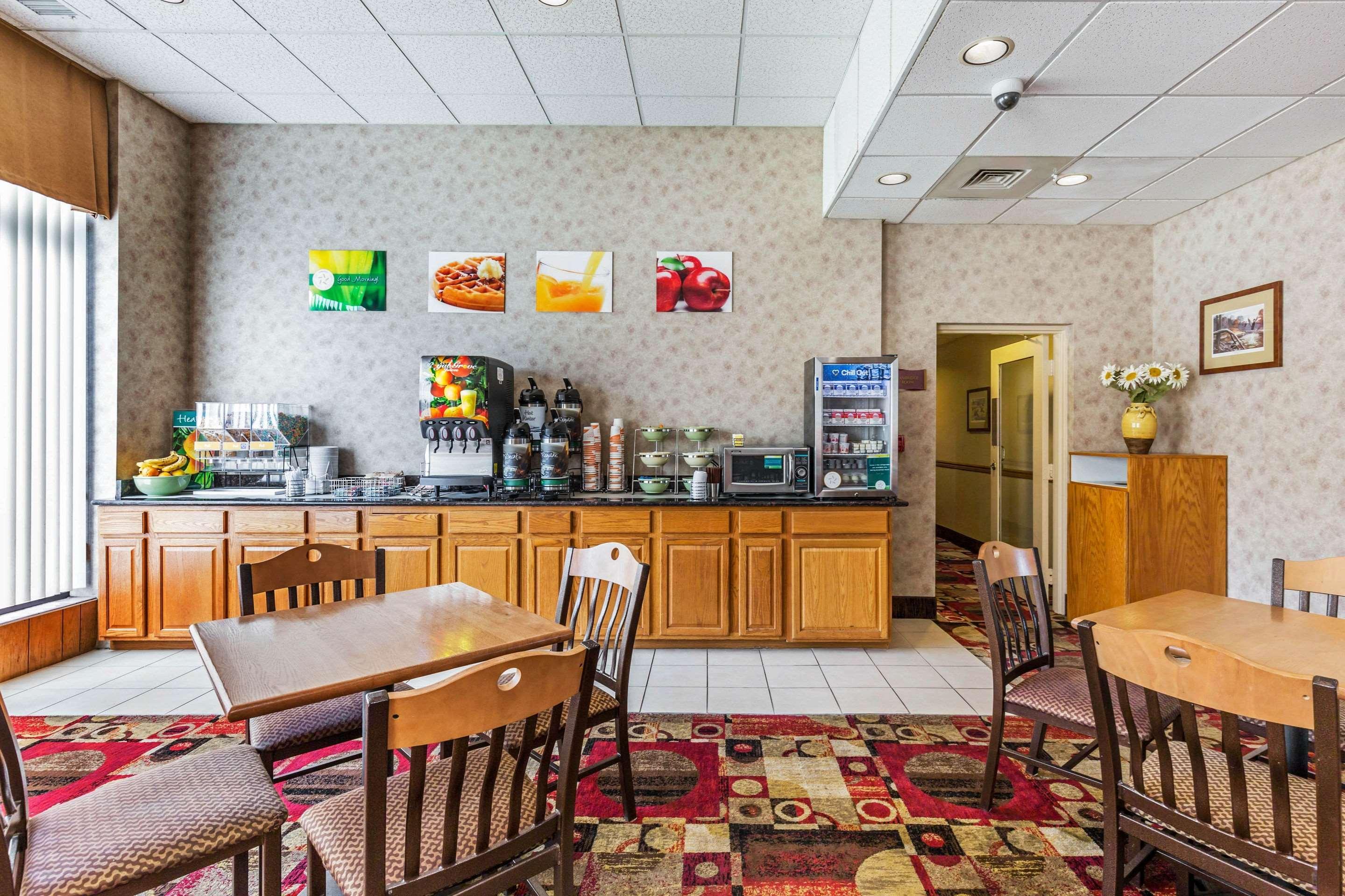 Quality Inn Ийстън Екстериор снимка