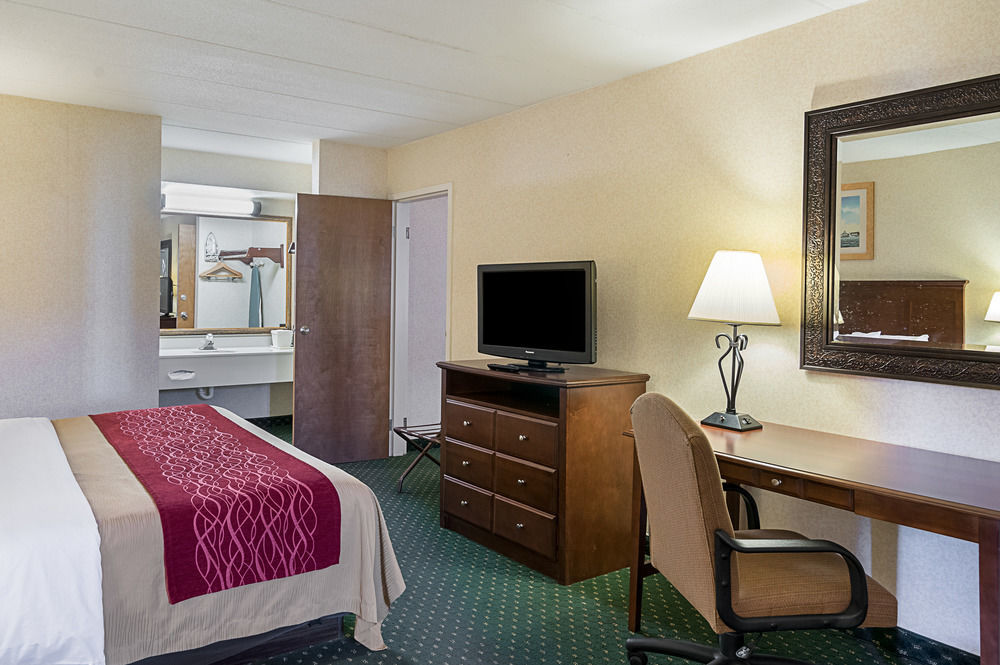 Quality Inn Ийстън Екстериор снимка